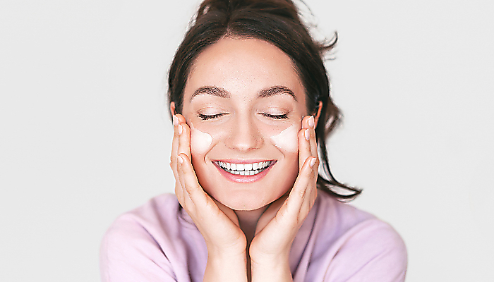 Retinol: čo dok&aacute;že, ako ho zaradiť do rutiny a prečo z&aacute;lež&iacute; na forme